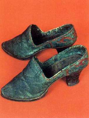 Kazakhstan people national clothes: woman's national shoes Kazakhstan people national clothes: woman's national shoes